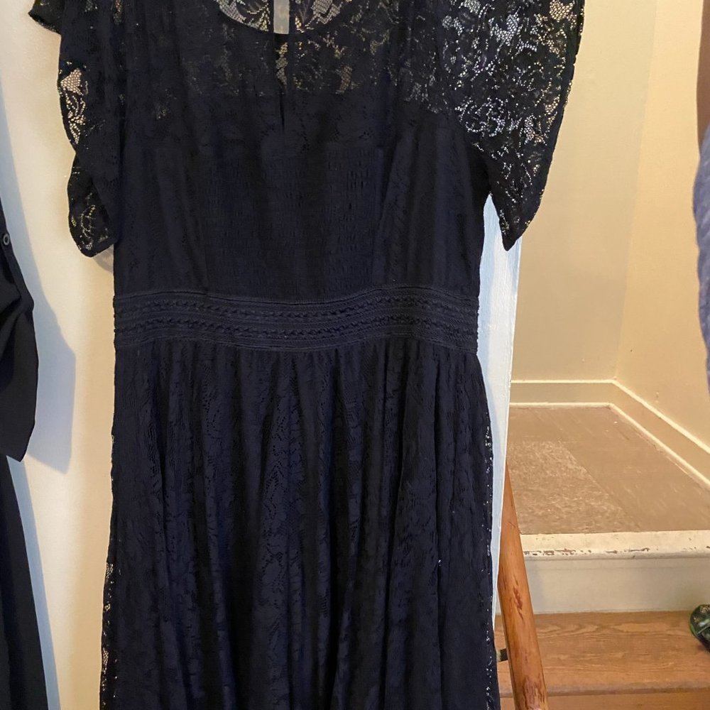 BLACK LACE FLUTTER SLEEVE HANDKERCHIEF MIDI DRESS - Size 1 - Picture 2 of 4